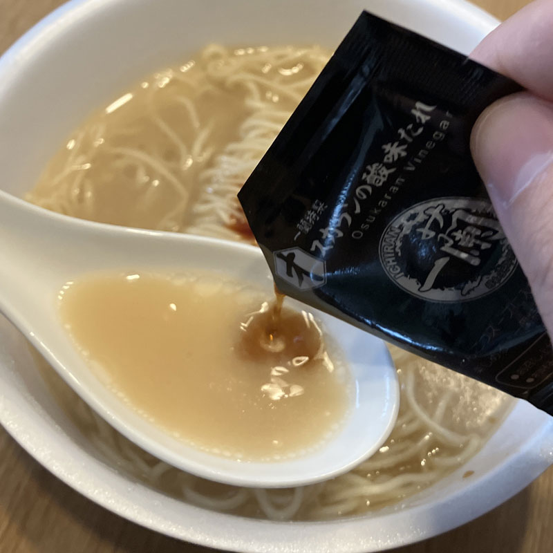 レンゲにすくって食べる